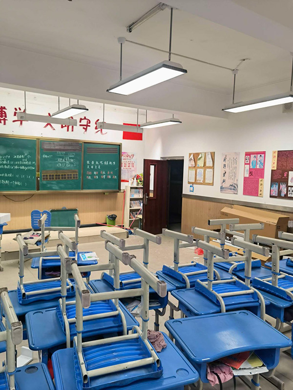 教室（shì）黑板燈應該（gāi）根據哪些因素（sù）去選購？