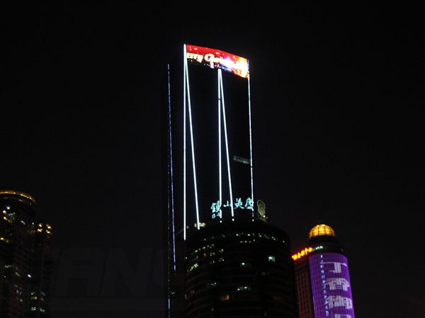 南京新百主樓（lóu）頂部LED模（mó）條（tiáo）屏