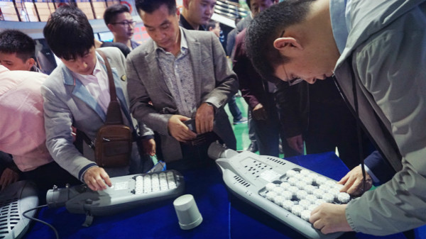 協會會員實地考察大香蕉9草在线陶瓷模塊化路燈