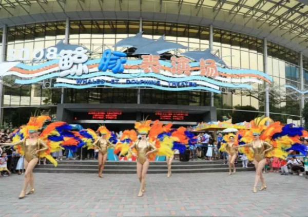 127㎡LED屏（píng）高清展現鯨豚表演（yǎn）