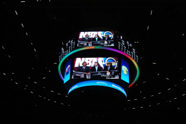 梅賽德斯奔馳中心的400㎡全彩LED鬥（dòu）型屏