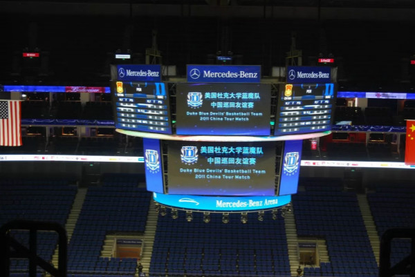 梅賽德斯奔馳中心的400㎡全彩（cǎi）LED鬥型屏