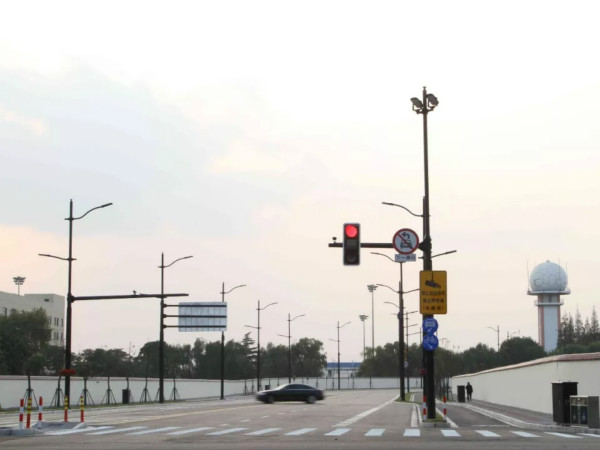 2018中國國際進口博（bó）覽（lǎn）會“多杆合一”