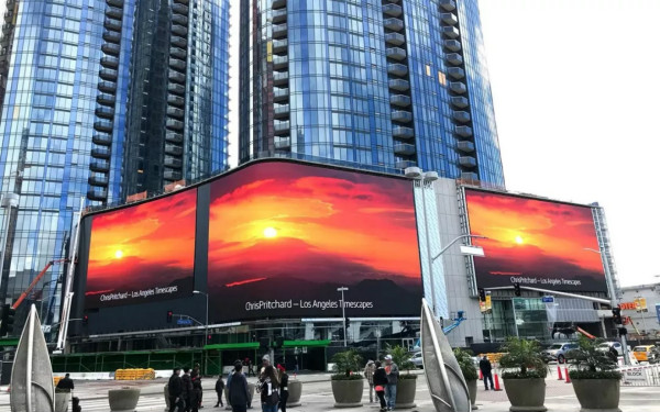 1700平（píng）米戶外LED大屏亮相洛杉磯