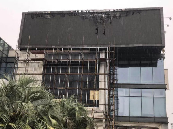 上海(hǎi)七莘(shēn)路大(dà)火中燒毀的室外LED顯示屏