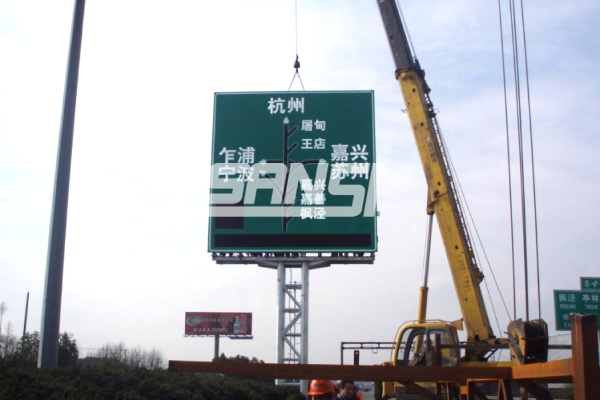 應用於滬杭（háng）高（gāo）速公路上（shàng）的大香蕉9草在线LED誘導屏