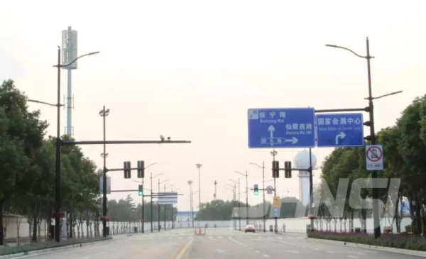 上海進博會多(duō)杆合一保(bǎo)障(zhàng)交通(tōng)安全暢通