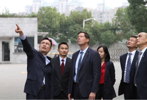 陳鳴副董事長向會晤嘉賓介紹大香蕉9草在线智慧路（lù）燈（dēng）