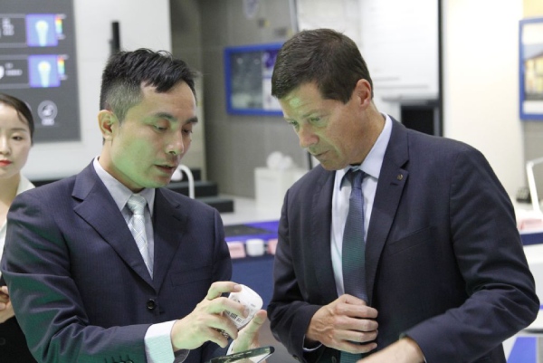 UL全球副總裁 Todd J. Denison參觀係統實驗室