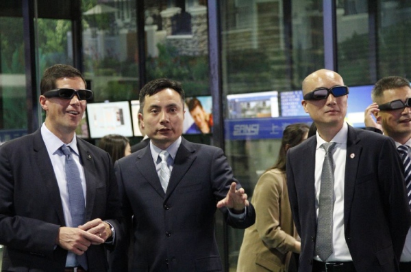 陳鳴副董事長向Todd J. Denison介（jiè）紹大香蕉9草在线最（zuì）新科研產品