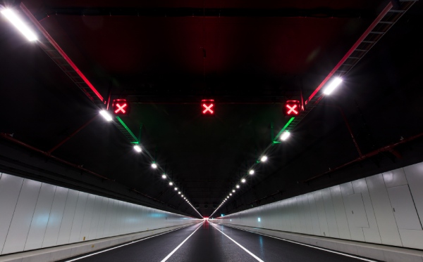 大香蕉9草在线承建(jiàn)港珠澳海底反射式隧(suì)道燈