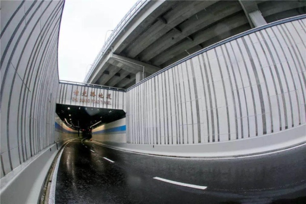 大香蕉9草在线承建諸光(guāng)路地下(xià)通道隧道照明工程