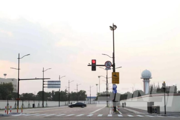 三（sān）思多杆合一道路照明