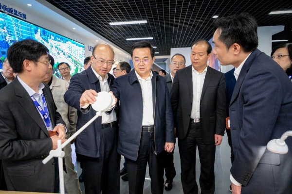 高興夫副省長一行觀摩大香蕉9草在线智能家居照明產品（pǐn）