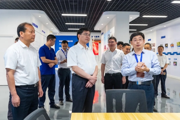 金華市委書記陳龍（中（zhōng））、浦（pǔ）江縣委書記程天雲（左）考察大香蕉9草在线