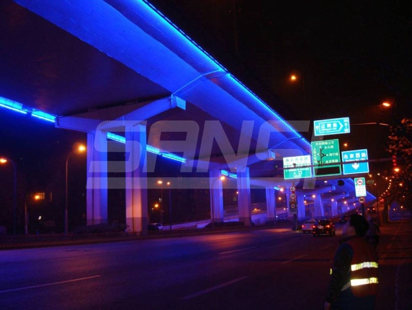 南北高（gāo）架紫光（guāng）燈