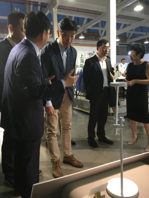 上海市市(shì)場監督管理局局長陳學軍(中)等領(lǐng)導