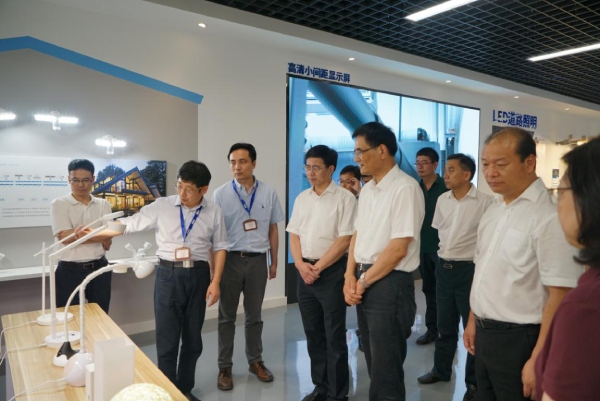 熊建平等領導一行參觀智能家居照明產品