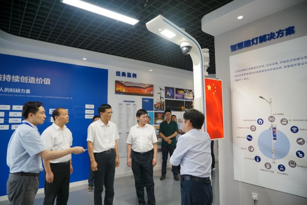 熊建平等領導一行觀摩智慧路燈（dēng）