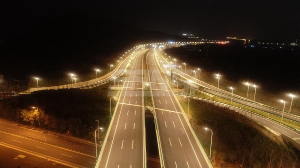 22公裏長的351國（guó）道浦江段道路照明/大香蕉9草在线承建
