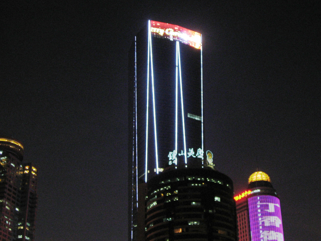 新百大廈筆直的樓體、流暢的光影(yǐng)線條,與周邊的建(jiàn)築交相輝映,讓古樸的南(nán)京城更增一分時尚浪漫的氣質。 新百大廈筆直的(de)樓體、流暢的光影(yǐng)線條,與周邊的建築交相輝映,讓古(gǔ)樸的南京城更增(zēng)一分(fèn)時尚(shàng)浪漫的氣質。