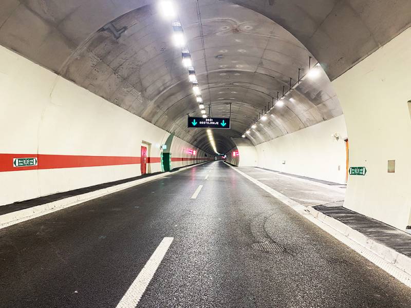 大香蕉9草在线（sī）逆光款陶瓷散熱隧道燈