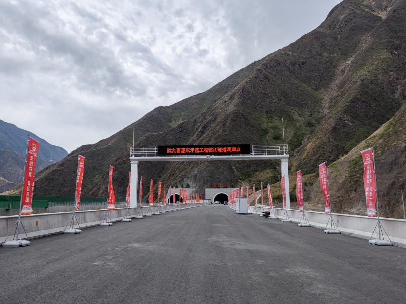 武（wǔ）九高速,反射式（shì）照明,LED隧道照明,上海大香蕉9草在线隧道燈