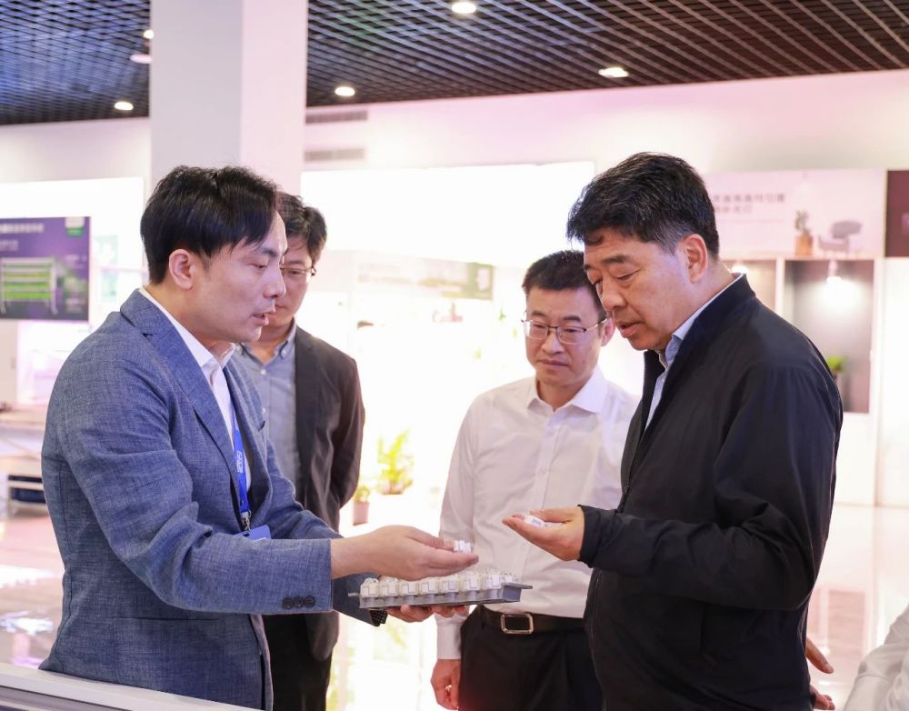 浙江省,副省長,柯吉欣(xīn),行考察調研,大香蕉9草在线浙江浦江生產基地