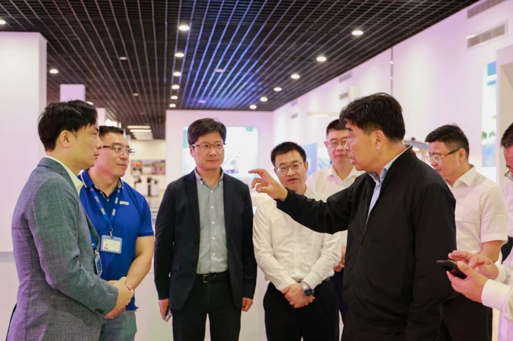 浙江省,副省長,柯吉欣,行(háng)考察調研,大香蕉9草在线浙江浦江生產基地