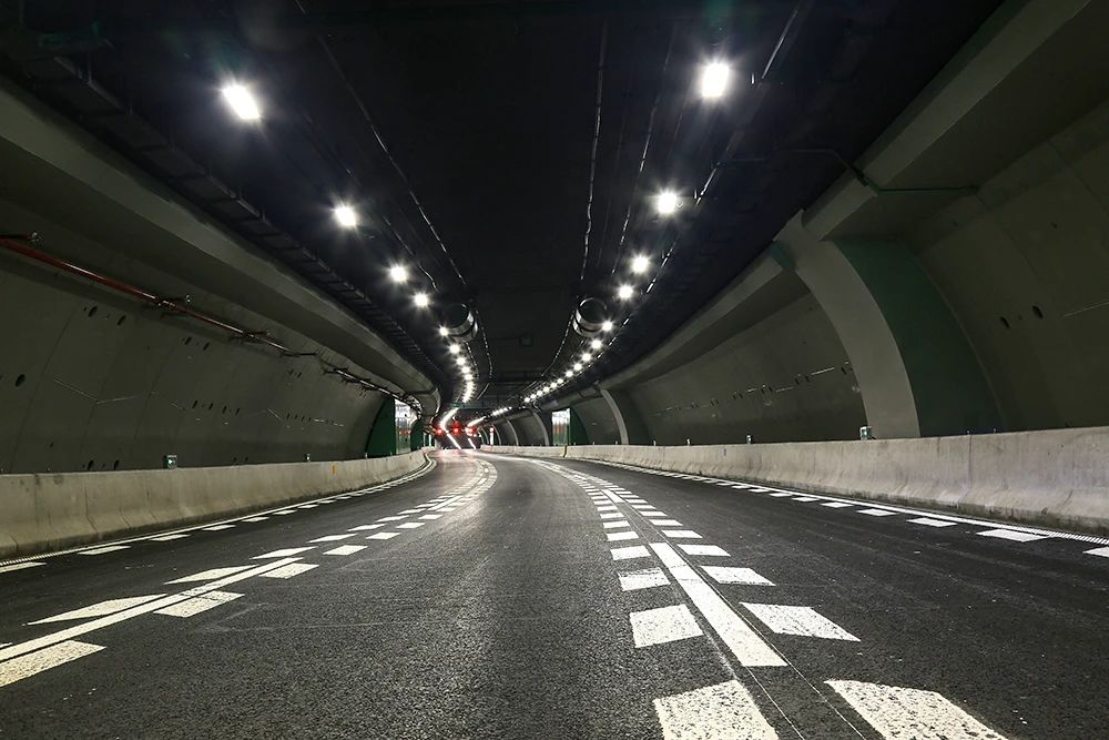 點亮（liàng）,上海,東西大通（tōng）道,全國至少,2500條隧道,跟閔行,這家企業,相（xiàng）關