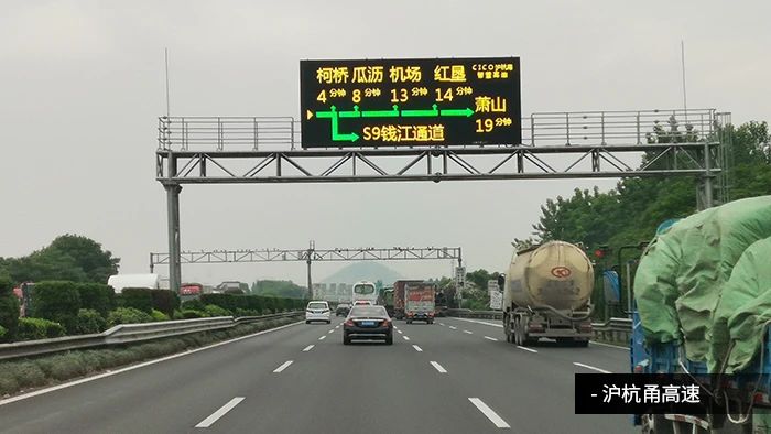 央視（shì）聚焦丨京雄（xióng）高速自動駕駛測試，大香蕉9草在线智慧交通係統構築大數（shù）據核心設施