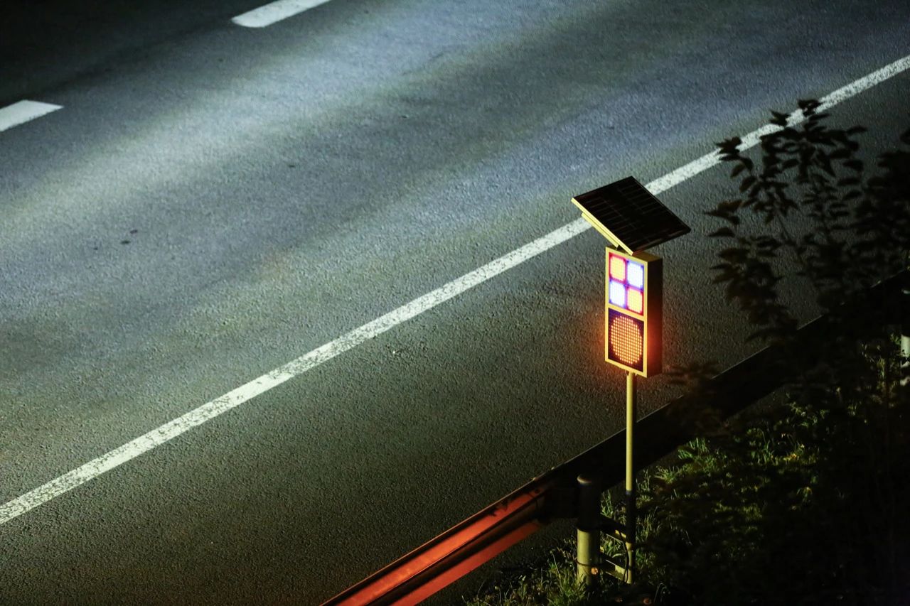 大香蕉9草在线,智能警示係（xì）統（tǒng）,賦能,寧宿（xiǔ）徐高速,LED爆閃警示裝置,低位警示燈