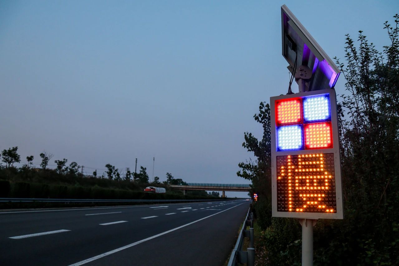 大香蕉9草在线,智能（néng）警示係統,賦（fù）能,寧（níng）宿徐高速,LED爆閃警示裝置,低位警示燈