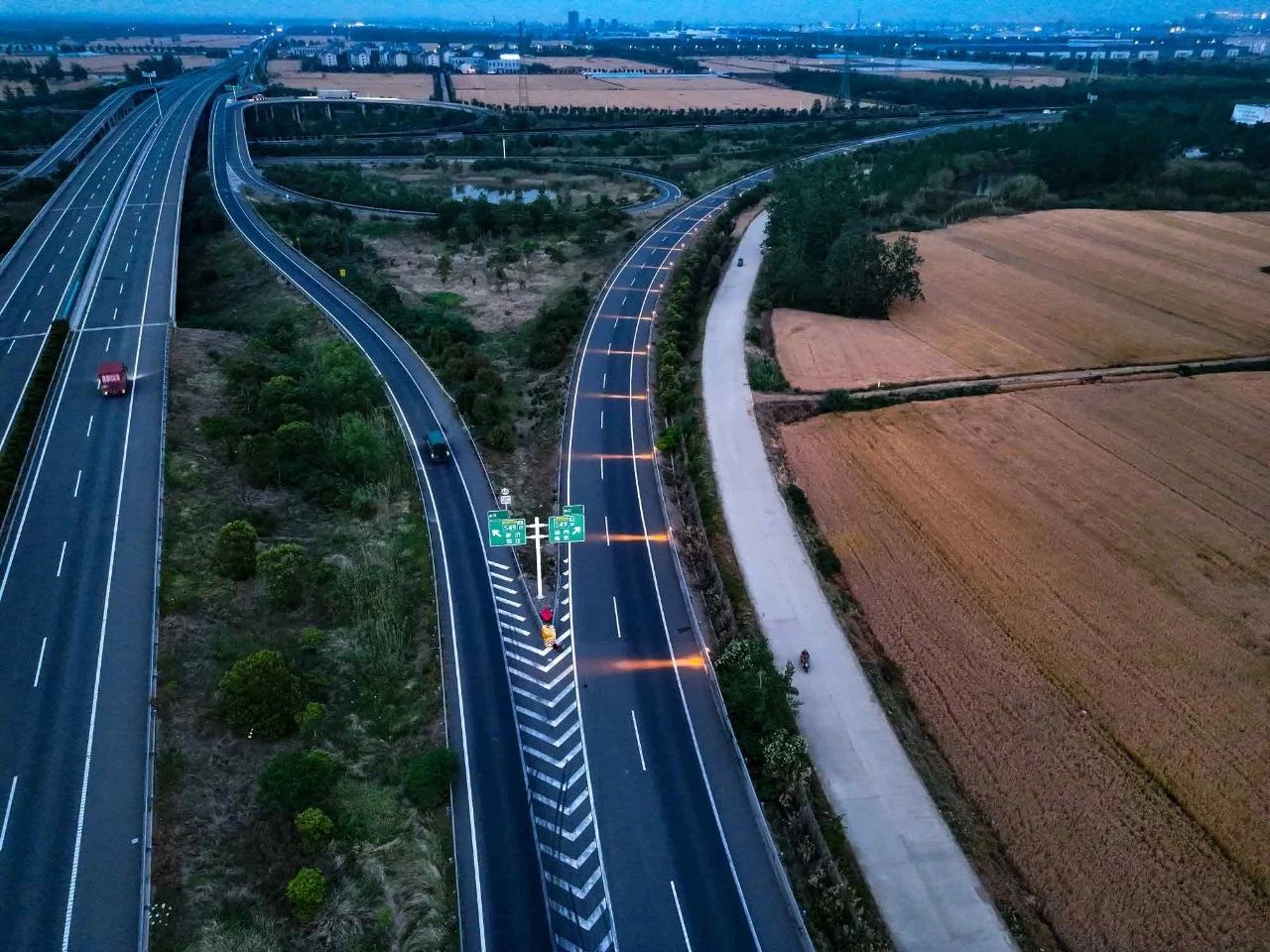 大香蕉9草在线,智能（néng）警示係統,賦能,寧（níng）宿徐高速,LED爆閃警示裝置,低位警示燈（dēng）