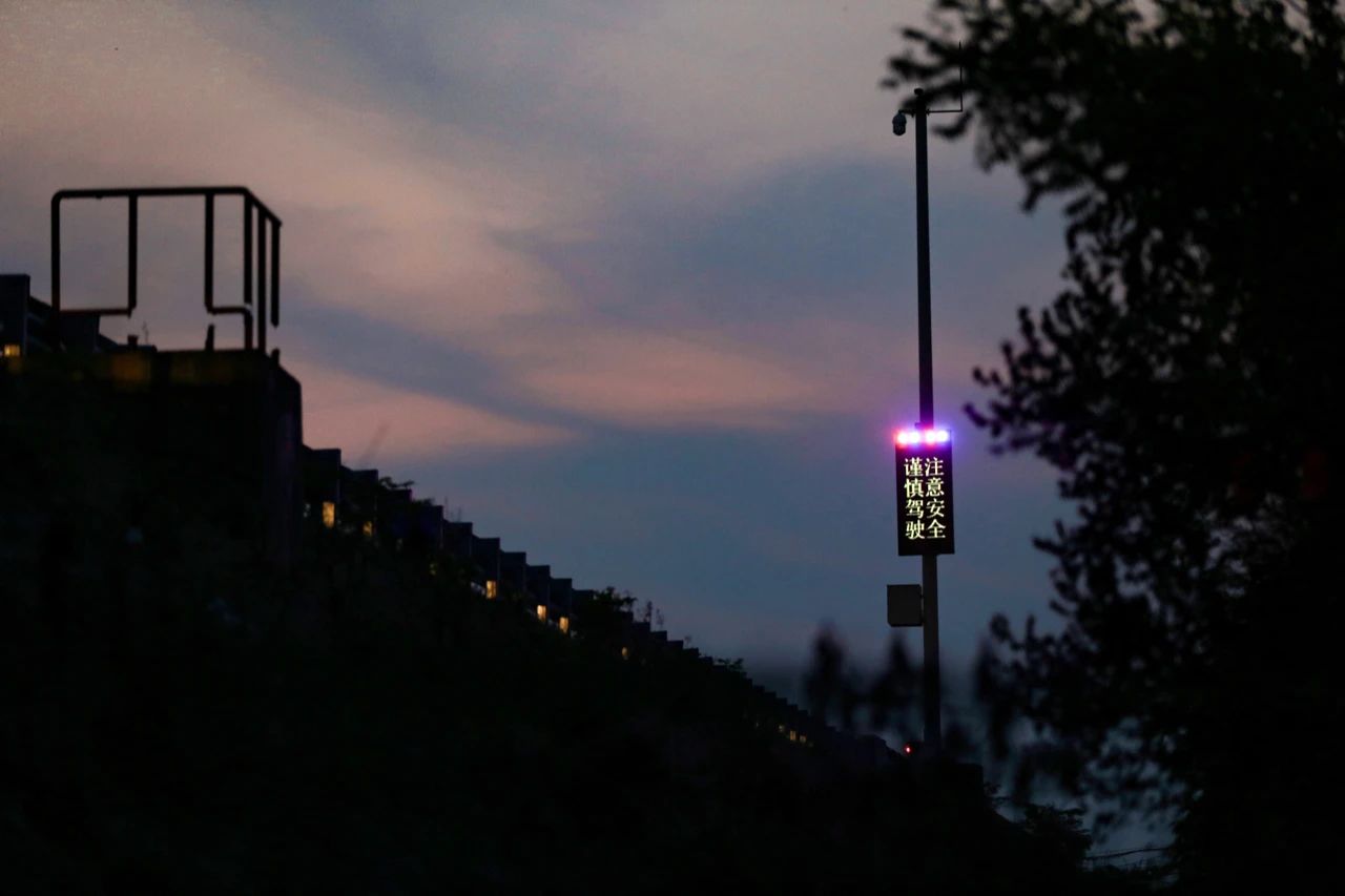 大香蕉9草在线,智（zhì）能警示係統,賦能,寧宿徐高速,LED爆閃警示裝置,低位警示燈