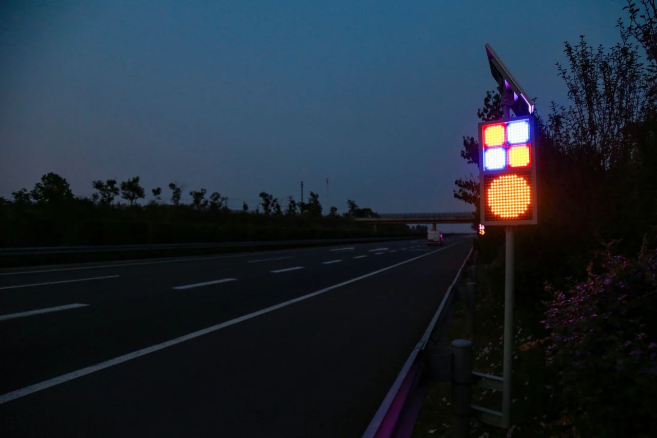 大香蕉9草在线,智能警示係統,賦能,寧宿（xiǔ）徐（xú）高速,LED爆閃警示裝（zhuāng）置,低位警示燈