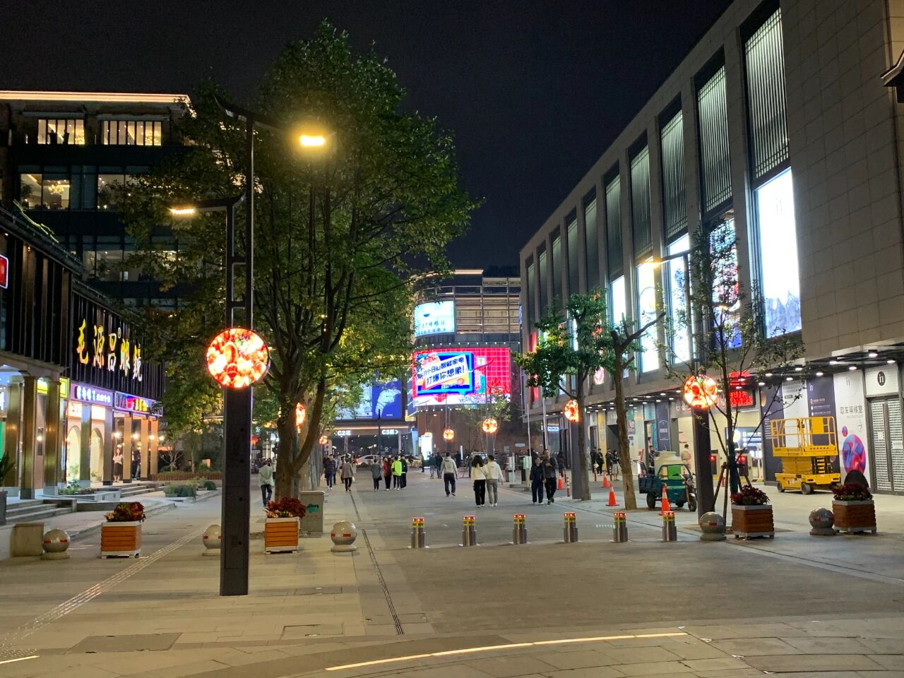 當我們追光時,也在追尋你,大香蕉9草在线LED,照亮家國,同慶之路（lù）