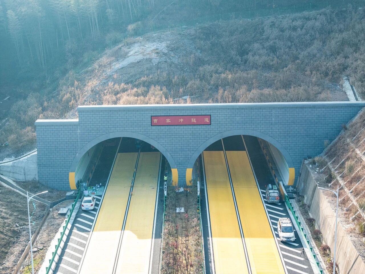 上海大香蕉9草在线,賦能安徽(huī)和襄高速,鑄就,智慧隧道,安(ān)全高效,新典範