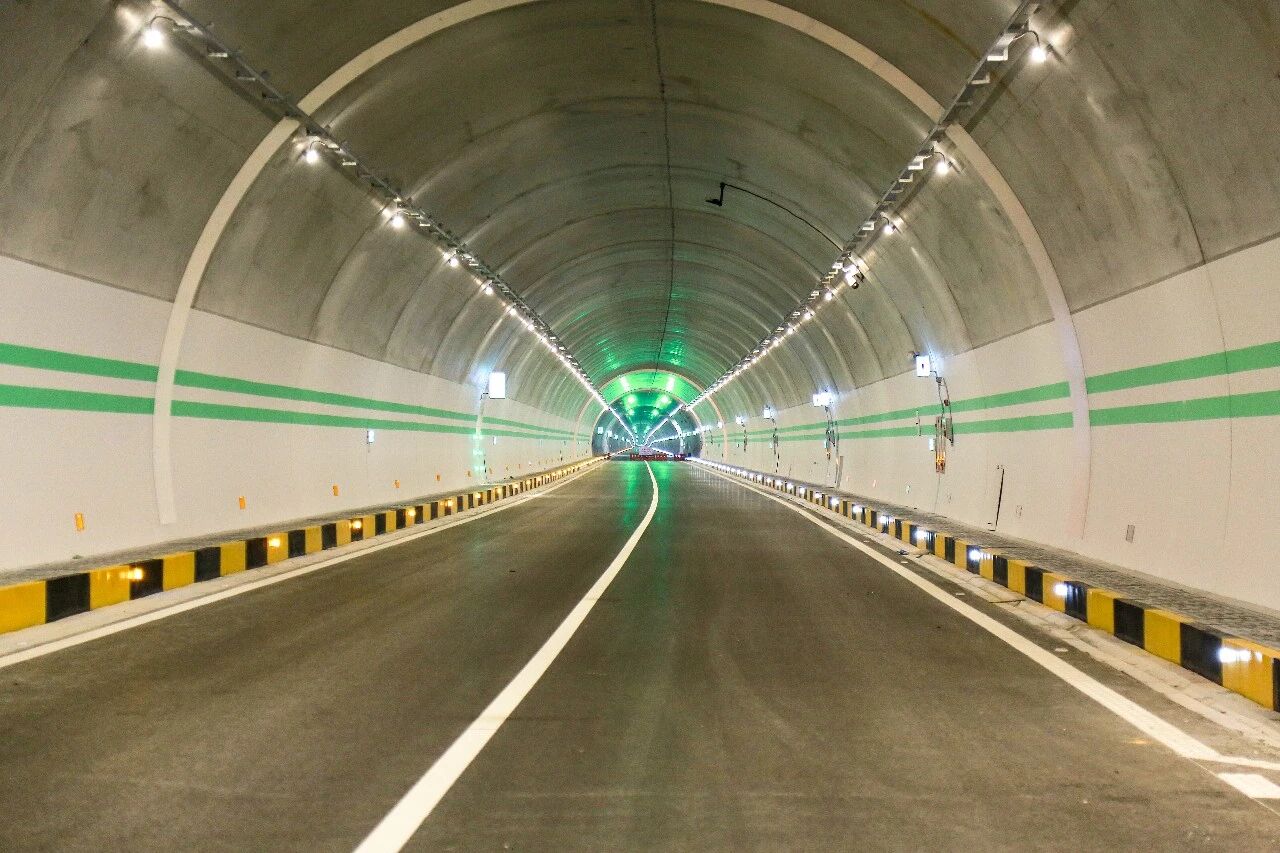 上海大香蕉9草在线,賦能安徽和襄高速,鑄就,智慧隧道,安全高(gāo)效,新典範
