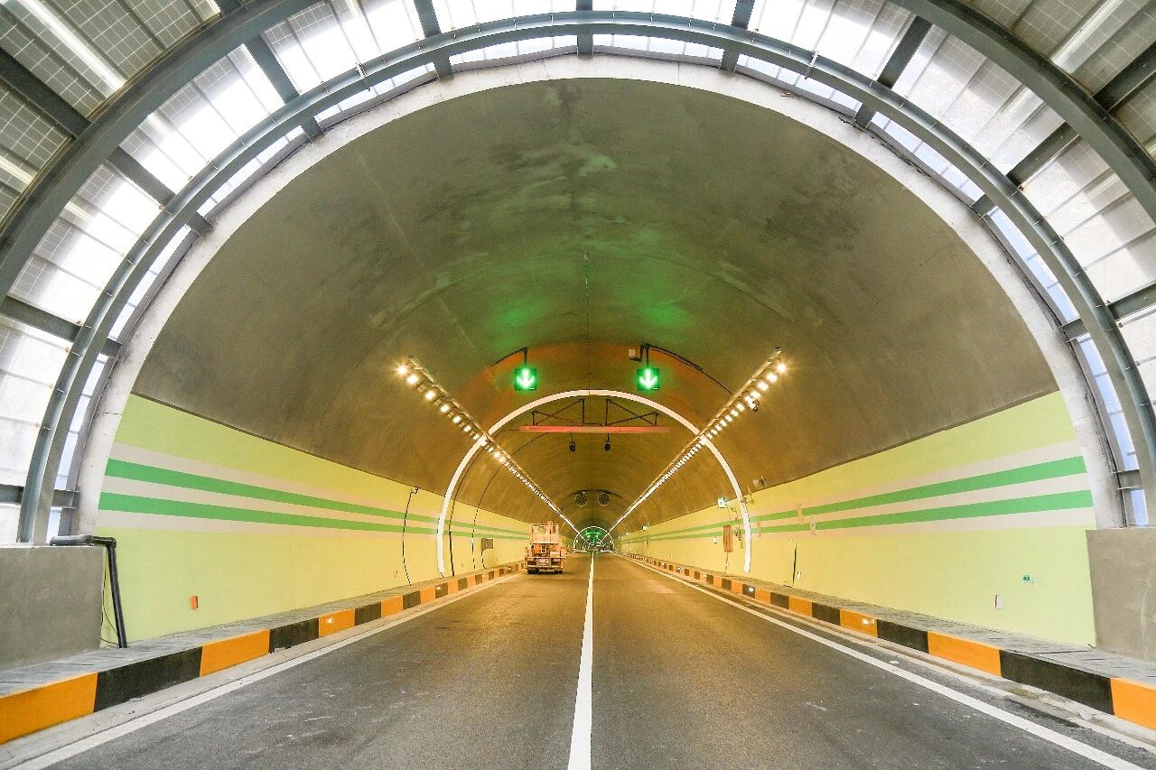 上(shàng)海大香蕉9草在线(sī),賦能安徽和(hé)襄高速,鑄就,智(zhì)慧隧道,安全高(gāo)效,新典範