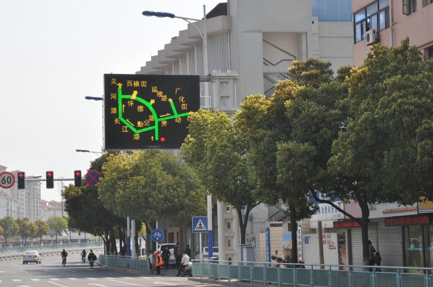 智慧交通,新節點,交通（tōng）誘導屏,信號（hào）燈,係統聯動,疏堵保暢